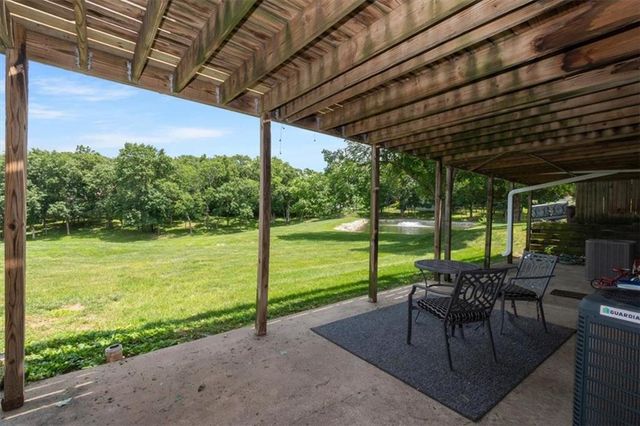 284 NE Bayview Drive, Lee's Summit, MO 64064