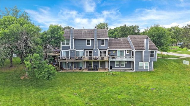 284 NE Bayview Drive, Lee's Summit, MO 64064
