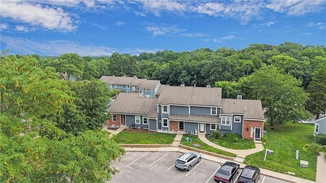 284 NE Bayview Drive, Lee's Summit, MO 64064