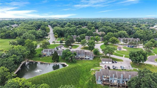 284 NE Bayview Drive, Lee's Summit, MO 64064