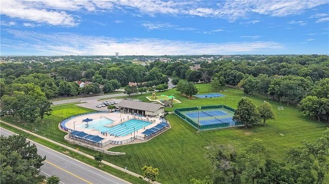 284 NE Bayview Drive, Lee's Summit, MO 64064
