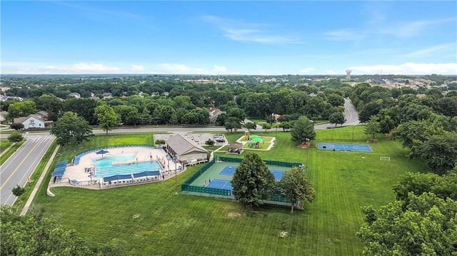 284 NE Bayview Drive, Lee's Summit, MO 64064