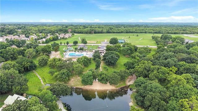 284 NE Bayview Drive, Lee's Summit, MO 64064