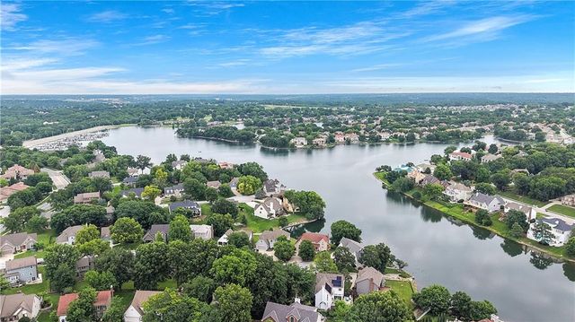 284 NE Bayview Drive, Lee's Summit, MO 64064