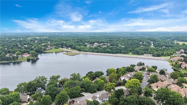 284 NE Bayview Drive, Lee's Summit, MO 64064
