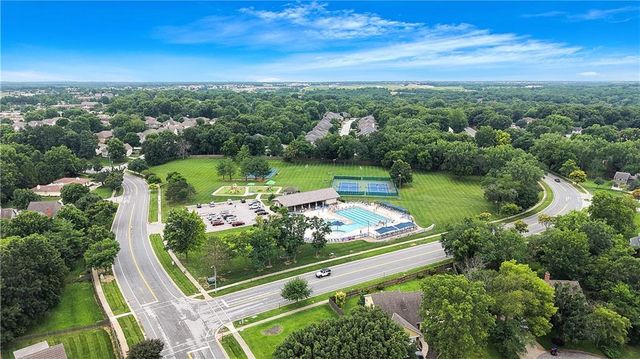 284 NE Bayview Drive, Lee's Summit, MO 64064