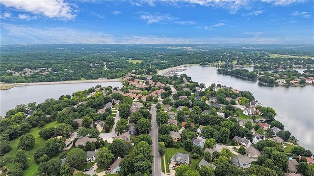 284 NE Bayview Drive, Lee's Summit, MO 64064
