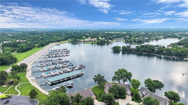 284 NE Bayview Drive, Lee's Summit, MO 64064