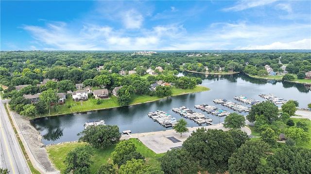 284 NE Bayview Drive, Lee's Summit, MO 64064
