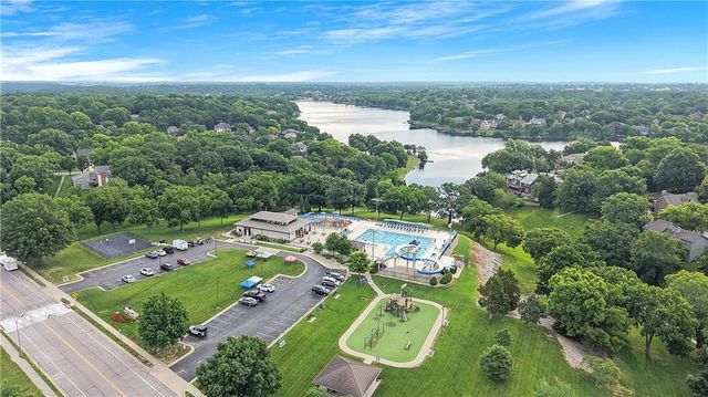 284 NE Bayview Drive, Lee's Summit, MO 64064