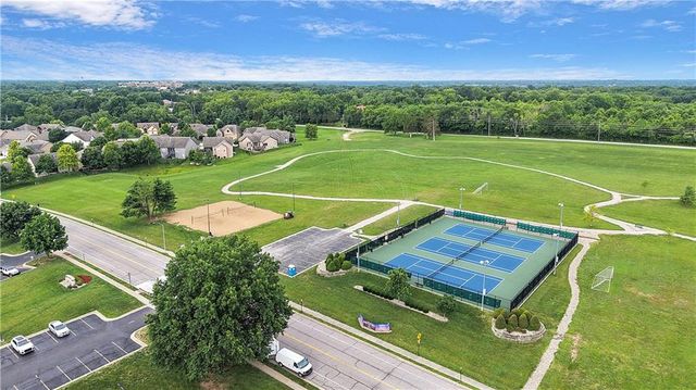 284 NE Bayview Drive, Lee's Summit, MO 64064