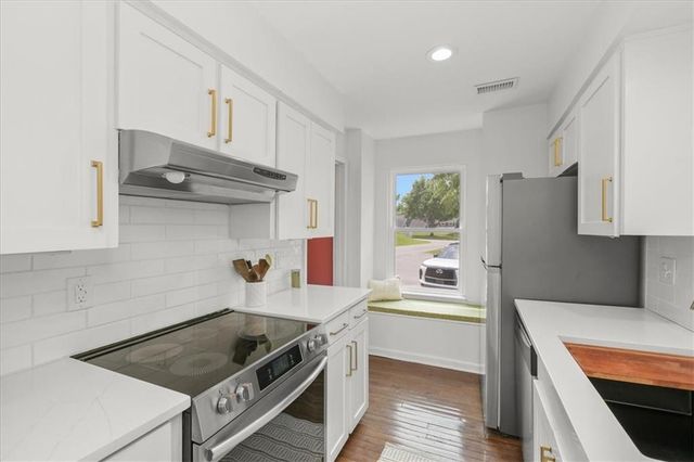 284 NE Bayview Drive, Lee's Summit, MO 64064