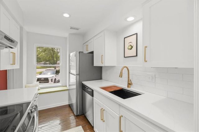 284 NE Bayview Drive, Lee's Summit, MO 64064