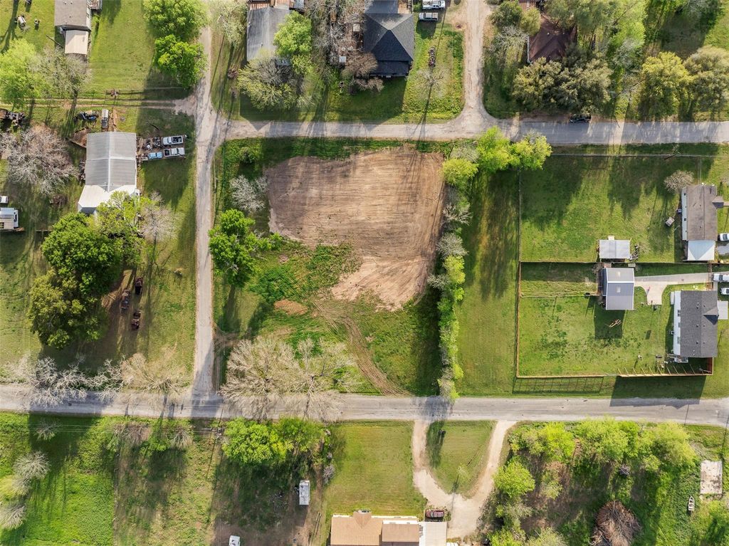 320 Douglas ST 2, Lexington, TX 78947