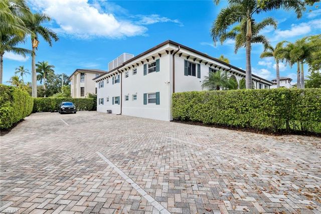 960 7th ST S 105, Naples, FL 34102