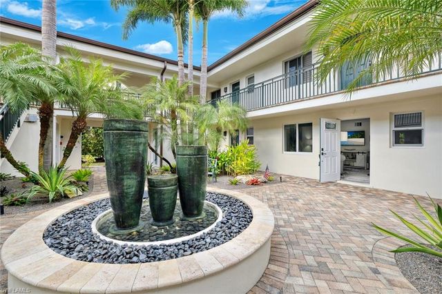 960 7th ST S 105, Naples, FL 34102