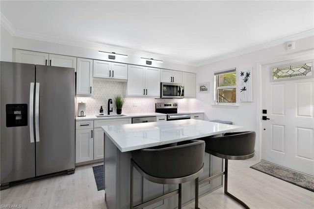 960 7th ST S 105, Naples, FL 34102