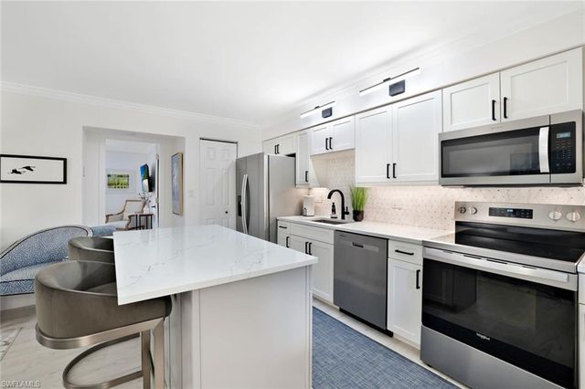 960 7th ST S 105, Naples, FL 34102