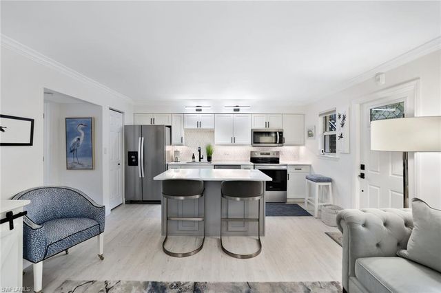 960 7th ST S 105, Naples, FL 34102