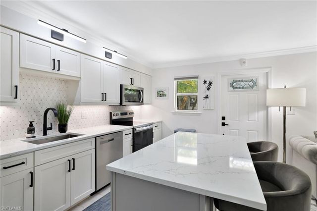 960 7th ST S 105, Naples, FL 34102