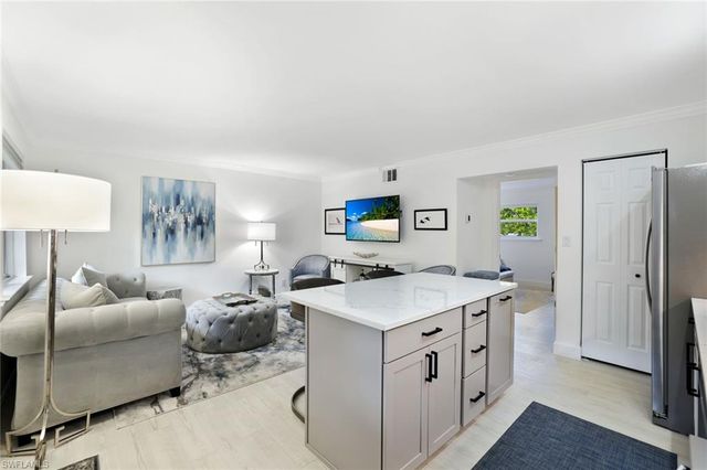 960 7th ST S 105, Naples, FL 34102