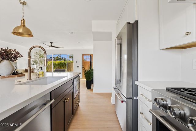8019 E WHITTON Avenue, Scottsdale, AZ 85251
