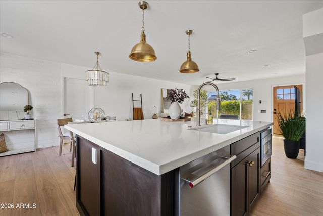 8019 E WHITTON Avenue, Scottsdale, AZ 85251