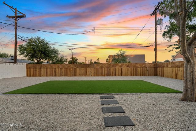8019 E WHITTON Avenue, Scottsdale, AZ 85251