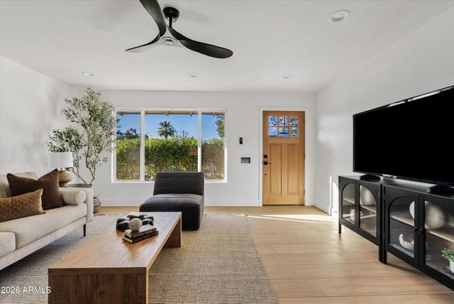 8019 E WHITTON Avenue, Scottsdale, AZ 85251