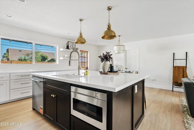 8019 E WHITTON Avenue, Scottsdale, AZ 85251