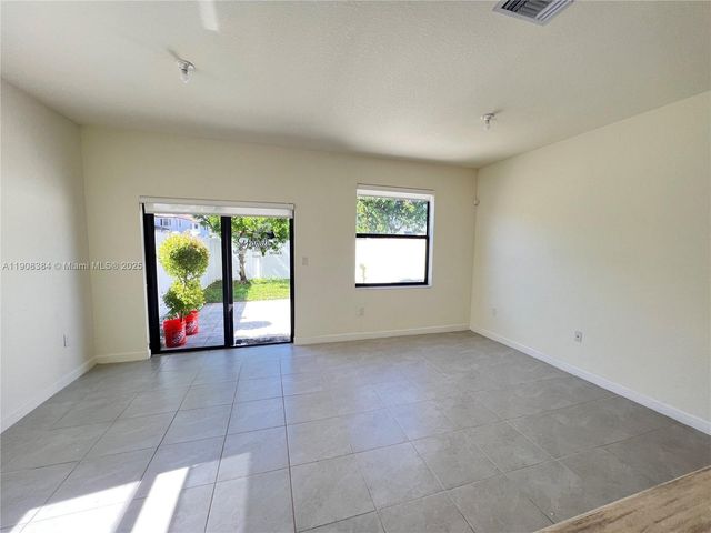 11080 W 32nd Ln 11080, Hialeah, FL 33018