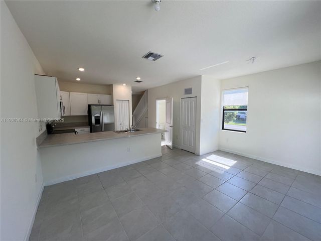 11080 W 32nd Ln 11080, Hialeah, FL 33018