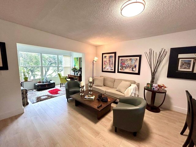 1050 Country Club Dr 303, Margate, FL 33063