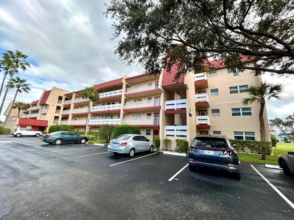 1050 Country Club Dr 303, Margate, FL 33063
