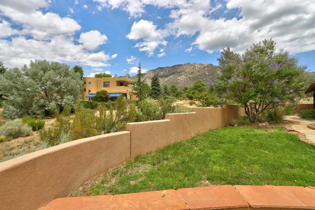 532 Roadrunner Lane NE, Albuquerque, NM 87122