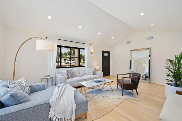 1319 Knowles Avenue, Carlsbad, CA 92008