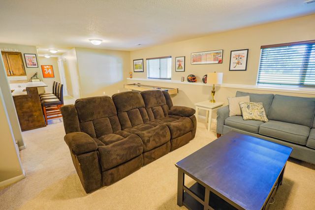 2722 N Woodridge St, Wichita, KS 67226