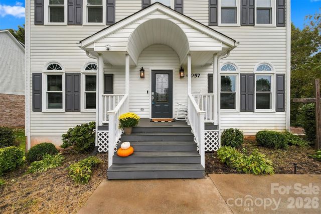 6057 Gold Creek Estate Drive, Hickory, NC 28601