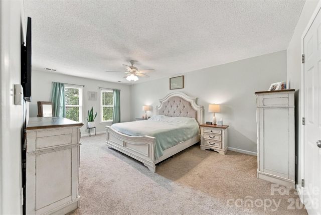 6057 Gold Creek Estate Drive, Hickory, NC 28601
