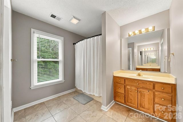 6057 Gold Creek Estate Drive, Hickory, NC 28601