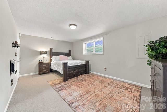 6057 Gold Creek Estate Drive, Hickory, NC 28601