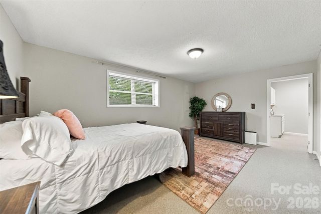 6057 Gold Creek Estate Drive, Hickory, NC 28601