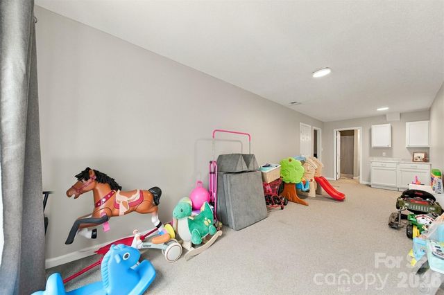 6057 Gold Creek Estate Drive, Hickory, NC 28601