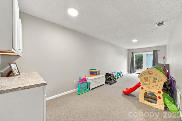 6057 Gold Creek Estate Drive, Hickory, NC 28601