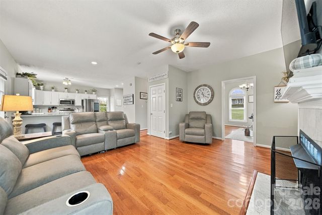 6057 Gold Creek Estate Drive, Hickory, NC 28601