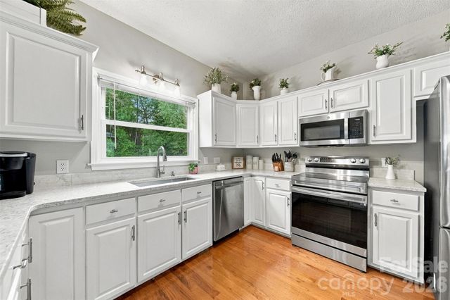 6057 Gold Creek Estate Drive, Hickory, NC 28601
