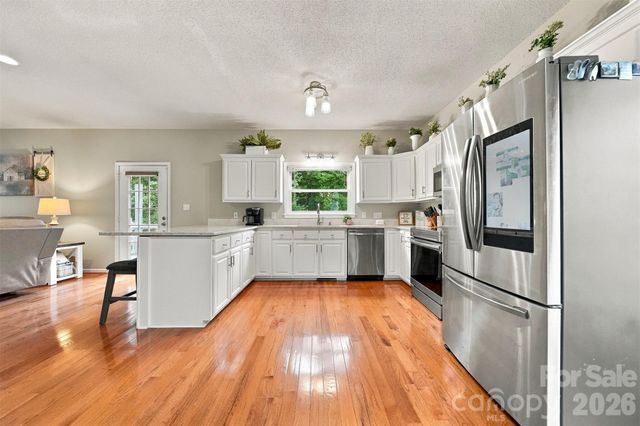 6057 Gold Creek Estate Drive, Hickory, NC 28601