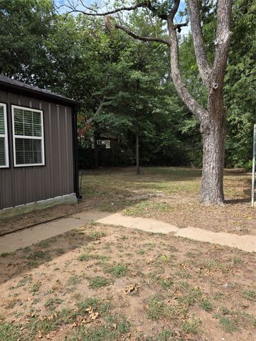 2231 CLARKSVILLE Street, Paris, TX 75460