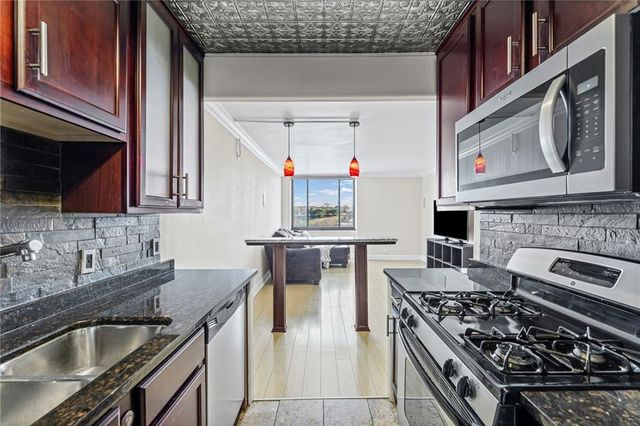 700 E 8th Street 7Q, Kansas City, MO 64106