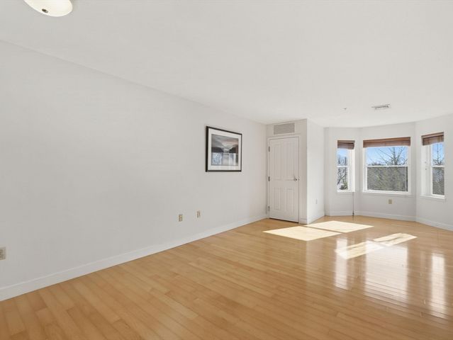 30 Franklin St 327, Malden, MA 02148